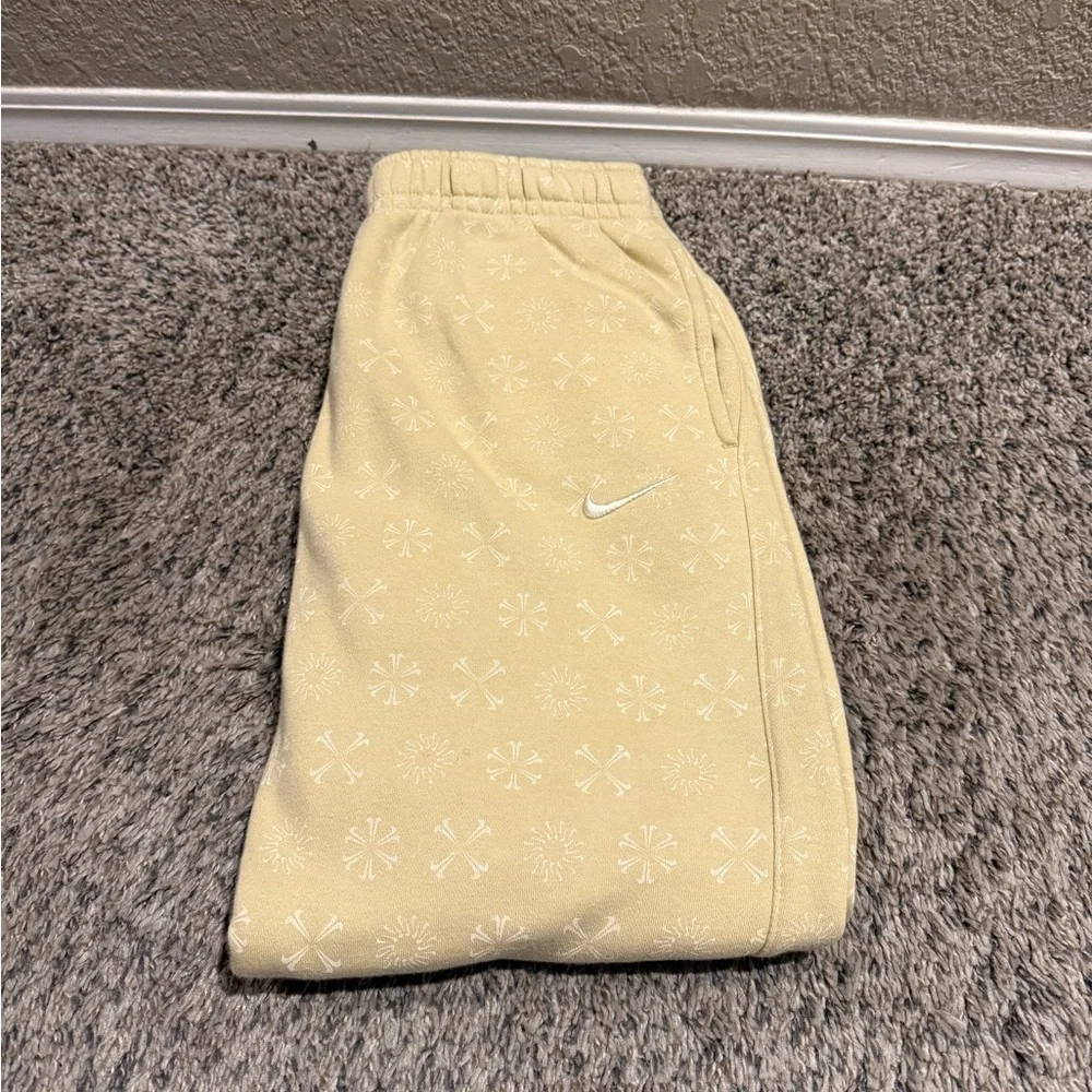 Nike Men’s Club Fleece Joggers - Picture 3 of 5